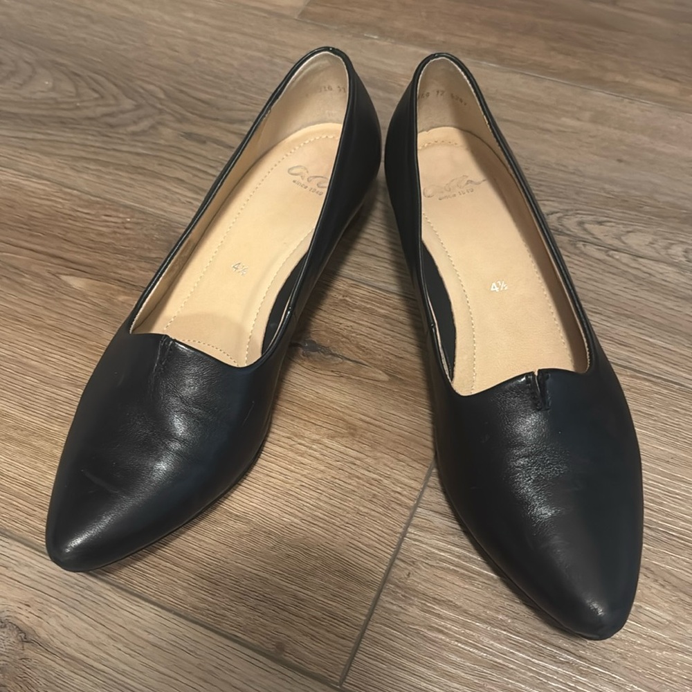 Women’s all leather flats size 7